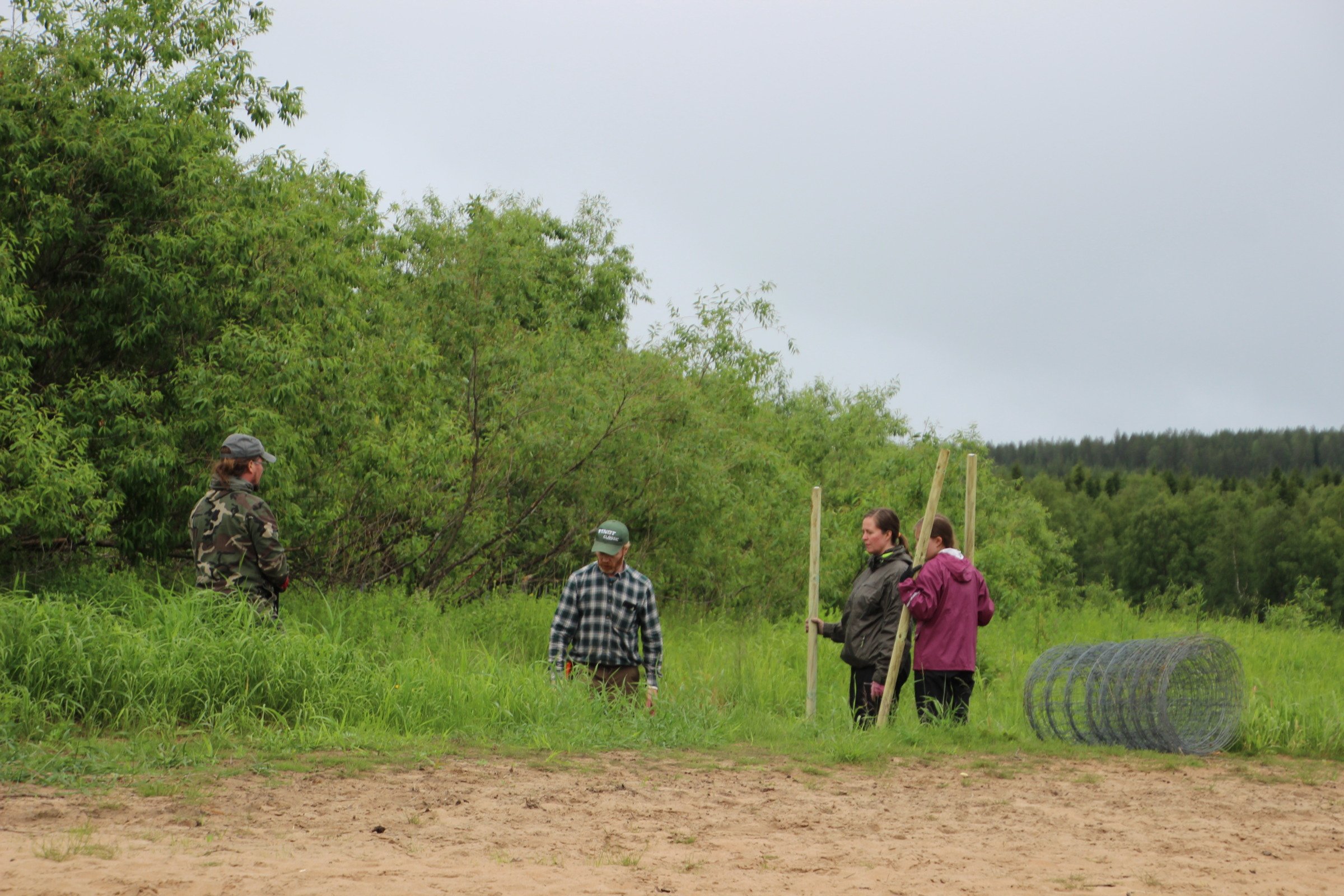 IMG_2010 Kyläyhdistyksen aktiiveja lampurin apuna Lietesaaressa Nivankylässä (c) Piia Juntunen-Laakso 2019